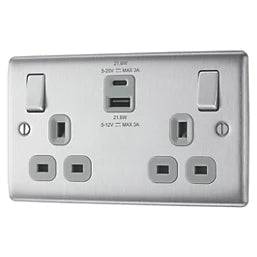 SWITCHED SOCKET C/W 2 X USB OUTLETS BRUSHED STEEL