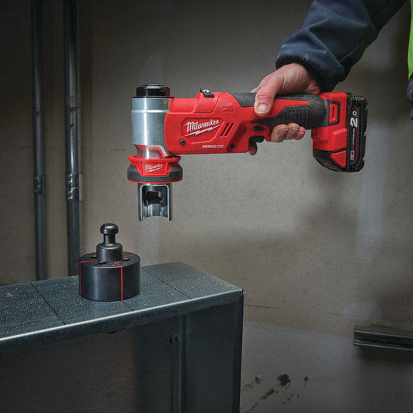 MILWAUKEE M18HKP-201CA HYDRAULIC KNOCKOUT PUNCH C/W 1 X 2AH BATTERY & CHARGER