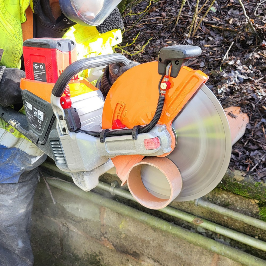 BELLE BATTERY CONSAW 82V BATERRY AND CHARGER